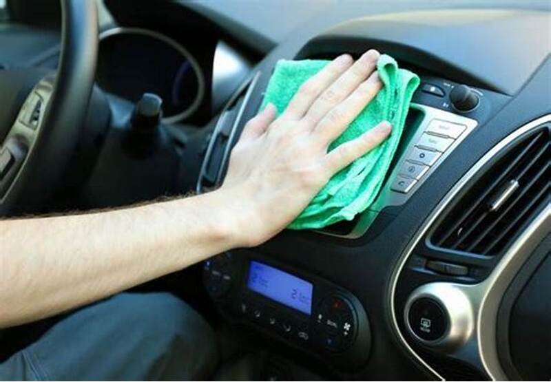 mẹo vệ sinh nội thất xe hơi tại nhà vào mùa mưa