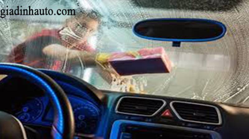 vệ sinh cửa kính ô tô
