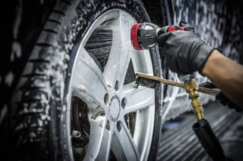 vệ sinh xe ô tô bằng dung dịch