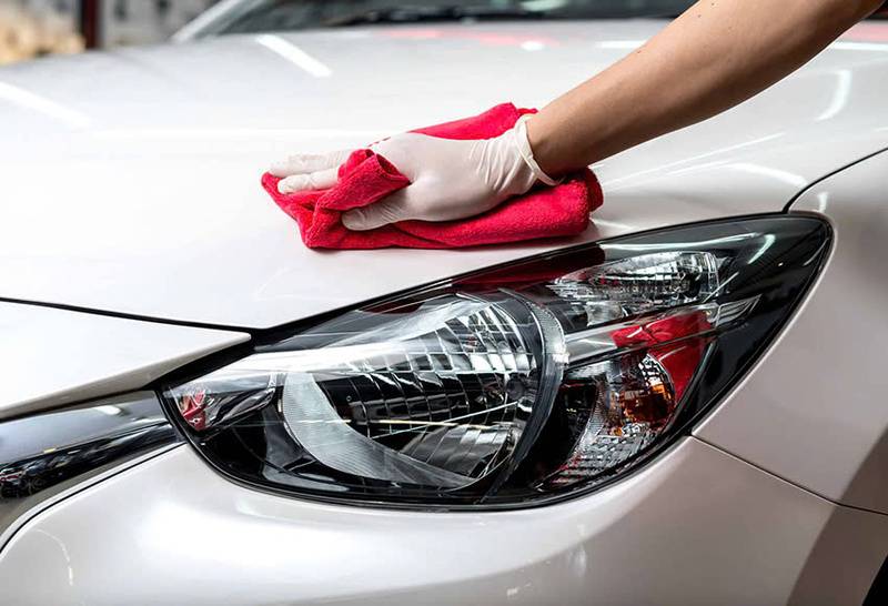 lau khô bề mặt xe