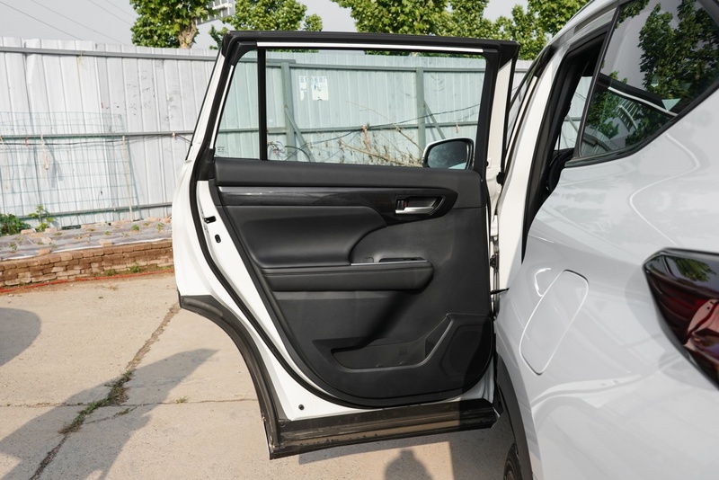 Vệ Sinh Cửa Xe Hơi Định Kỳ Có Cần Thiết Hay Không