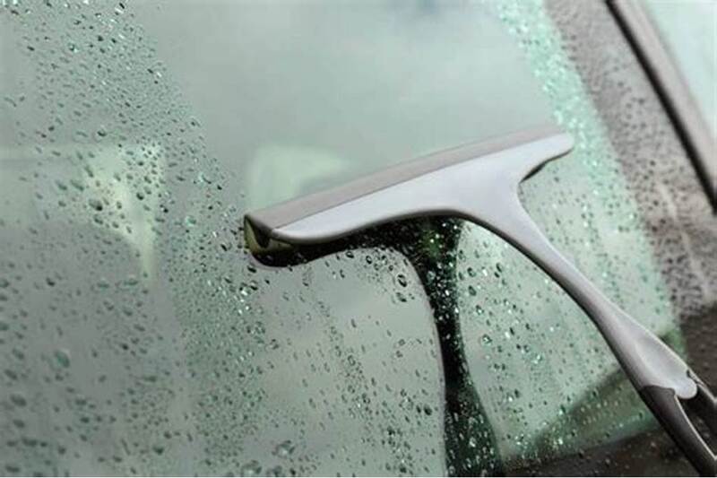 có cần phải vệ sinh kính xe hơi