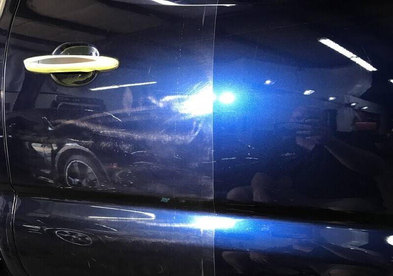 Những nguyên nhân phổ biến làm xe bị xuống màu sau sơn